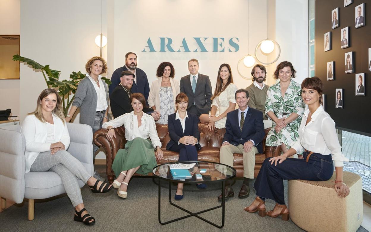 El equipo de Araxes posan en el nuevo espacio de Boulevard 17. JOSÉ MANUEL BIELSA