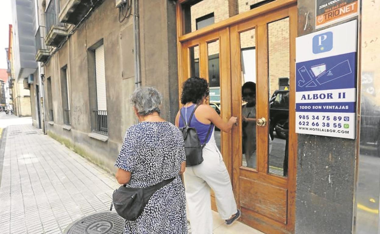 Portal del número 19 de la calle del Carmen, donde la amiga de las víctimas las buscó sin éxito.