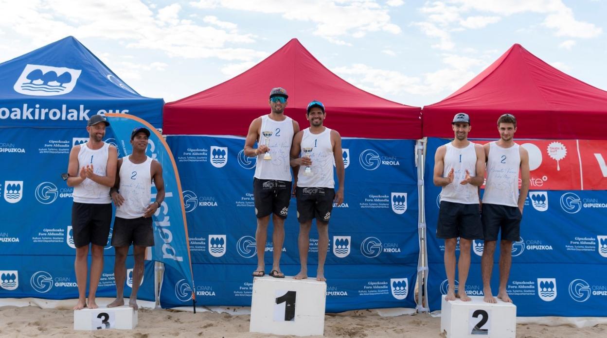 El hernaniarra Aitor Lizarazu y el donostiarra Pablo Lasterra, subcampeones del Open de Gipuzkoa de voley playa. 