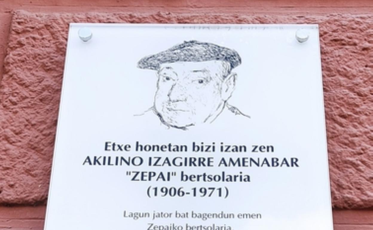 Omenaldian parte hartu zuten herritarrak, eta ondoan, bere omenez Zepai hotelean jarri den plaka . 