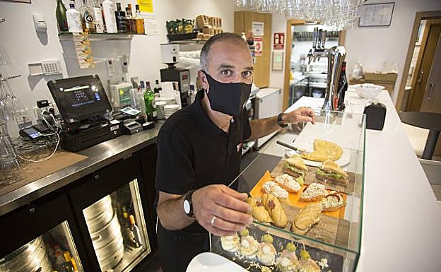 Raul Granero, en su nuevo bar de Irun 'Hoyo 19'.