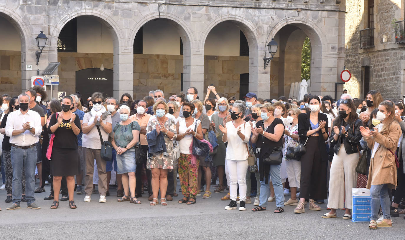 Decenas de personas han participado en una concentración convocada por el movimiento feminista Martxanterak en la Plaza San Martín