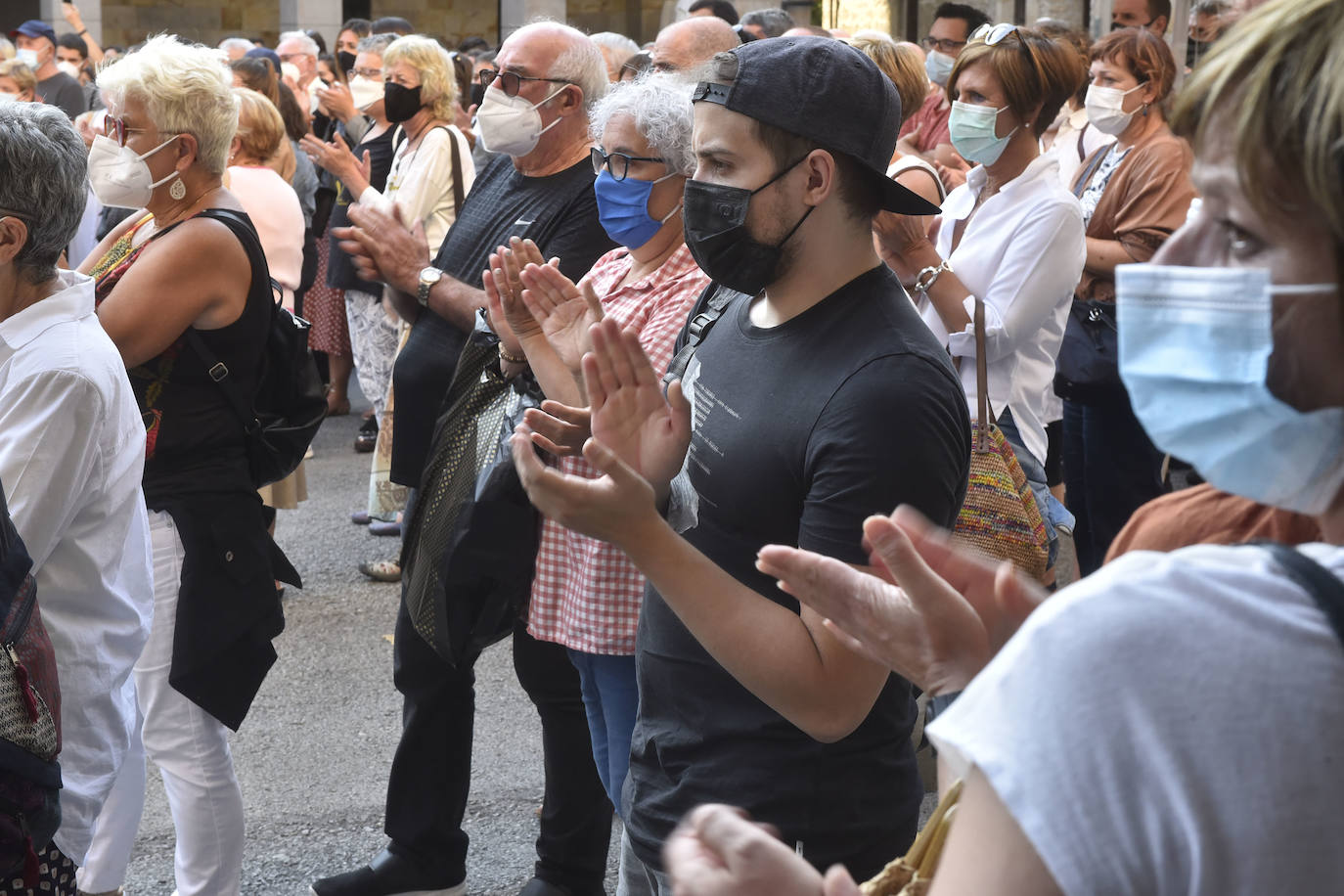 Decenas de personas han participado en una concentración convocada por el movimiento feminista Martxanterak en la Plaza San Martín
