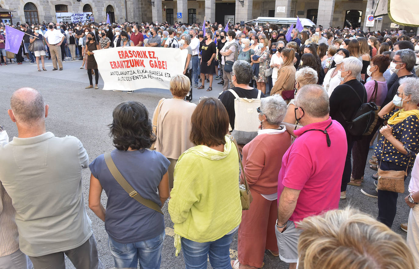 Decenas de personas han participado en una concentración convocada por el movimiento feminista Martxanterak en la Plaza San Martín