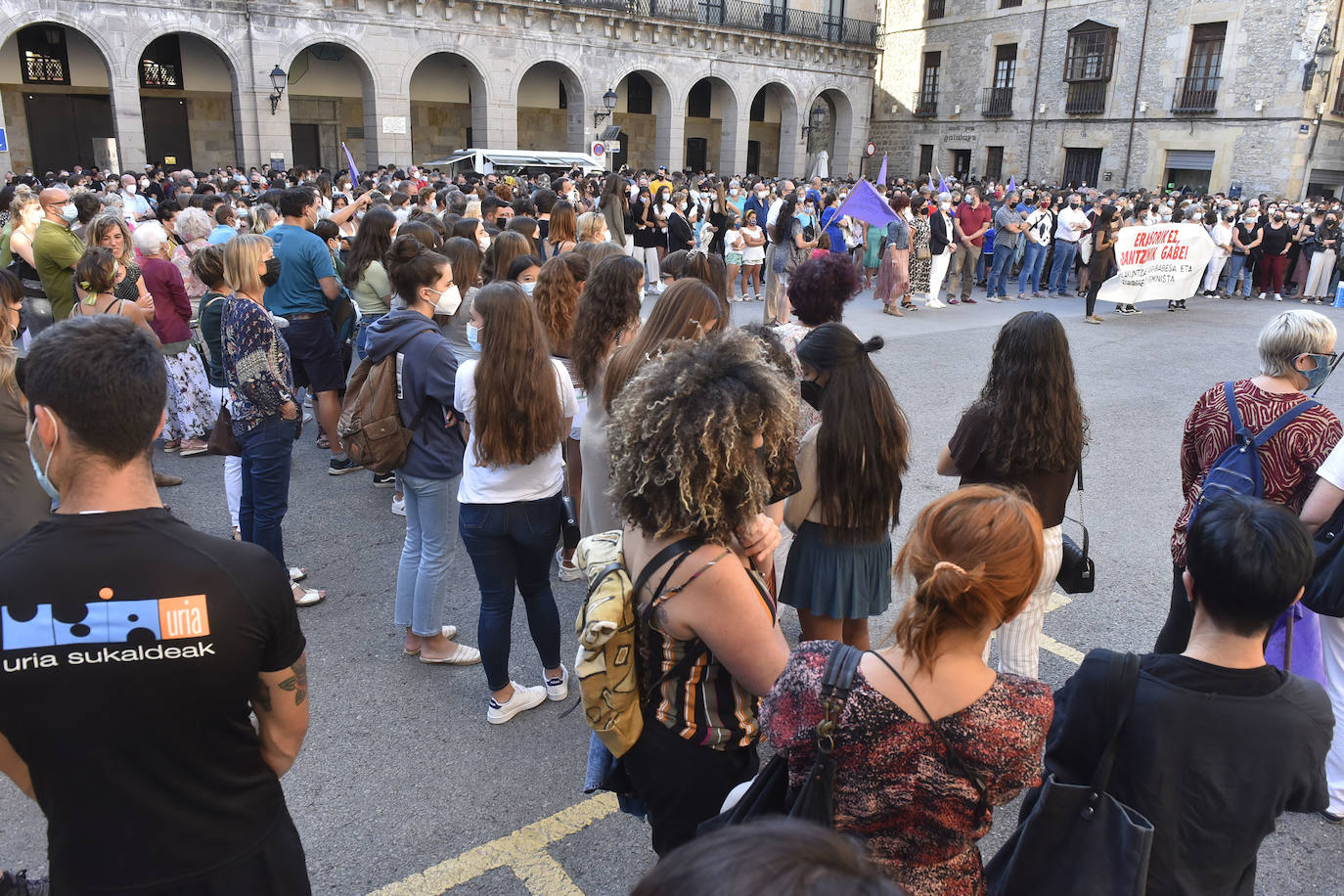 Decenas de personas han participado en una concentración convocada por el movimiento feminista Martxanterak en la Plaza San Martín