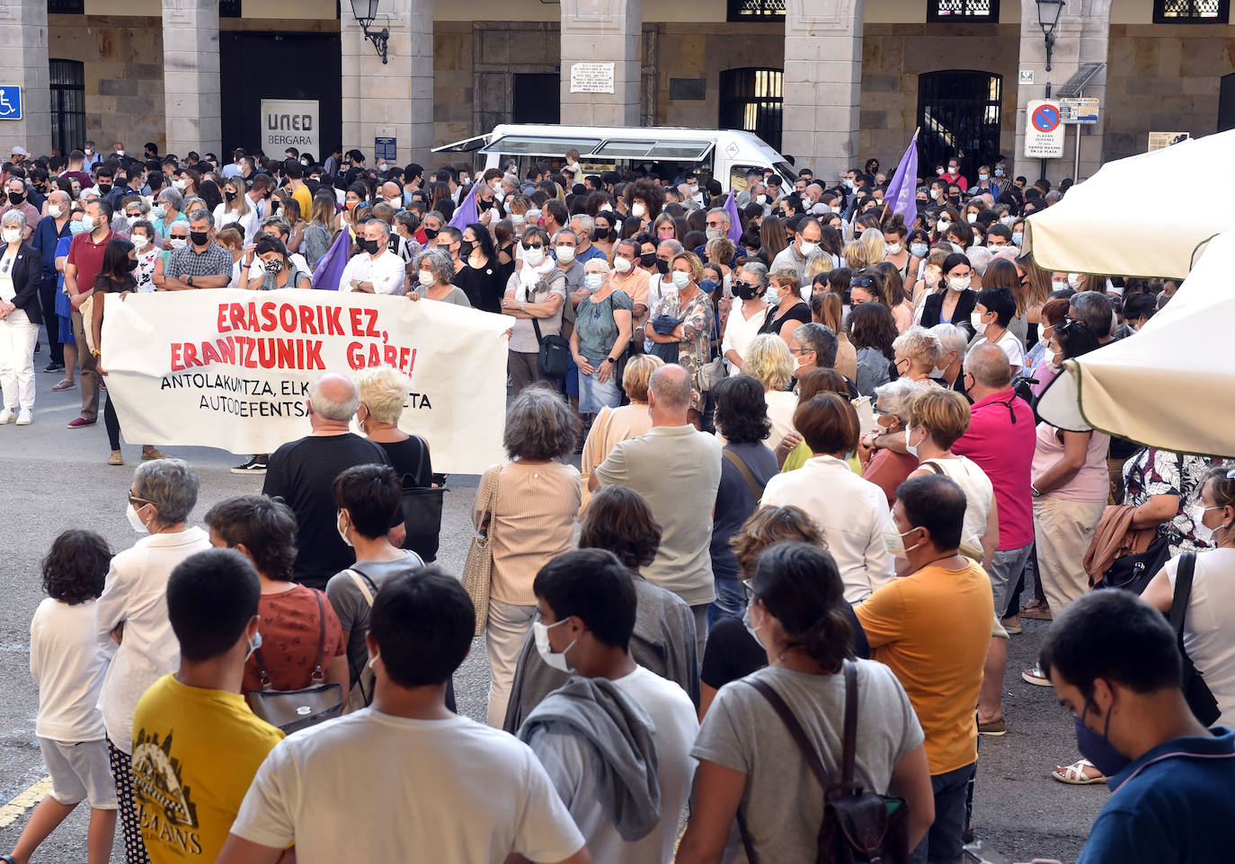 Decenas de personas han participado en una concentración convocada por el movimiento feminista Martxanterak en la Plaza San Martín