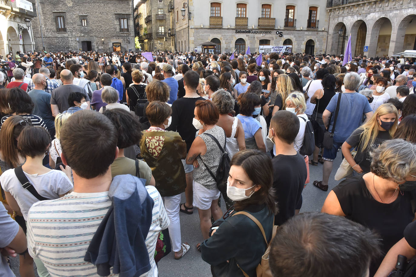 Decenas de personas han participado en una concentración convocada por el movimiento feminista Martxanterak en la Plaza San Martín