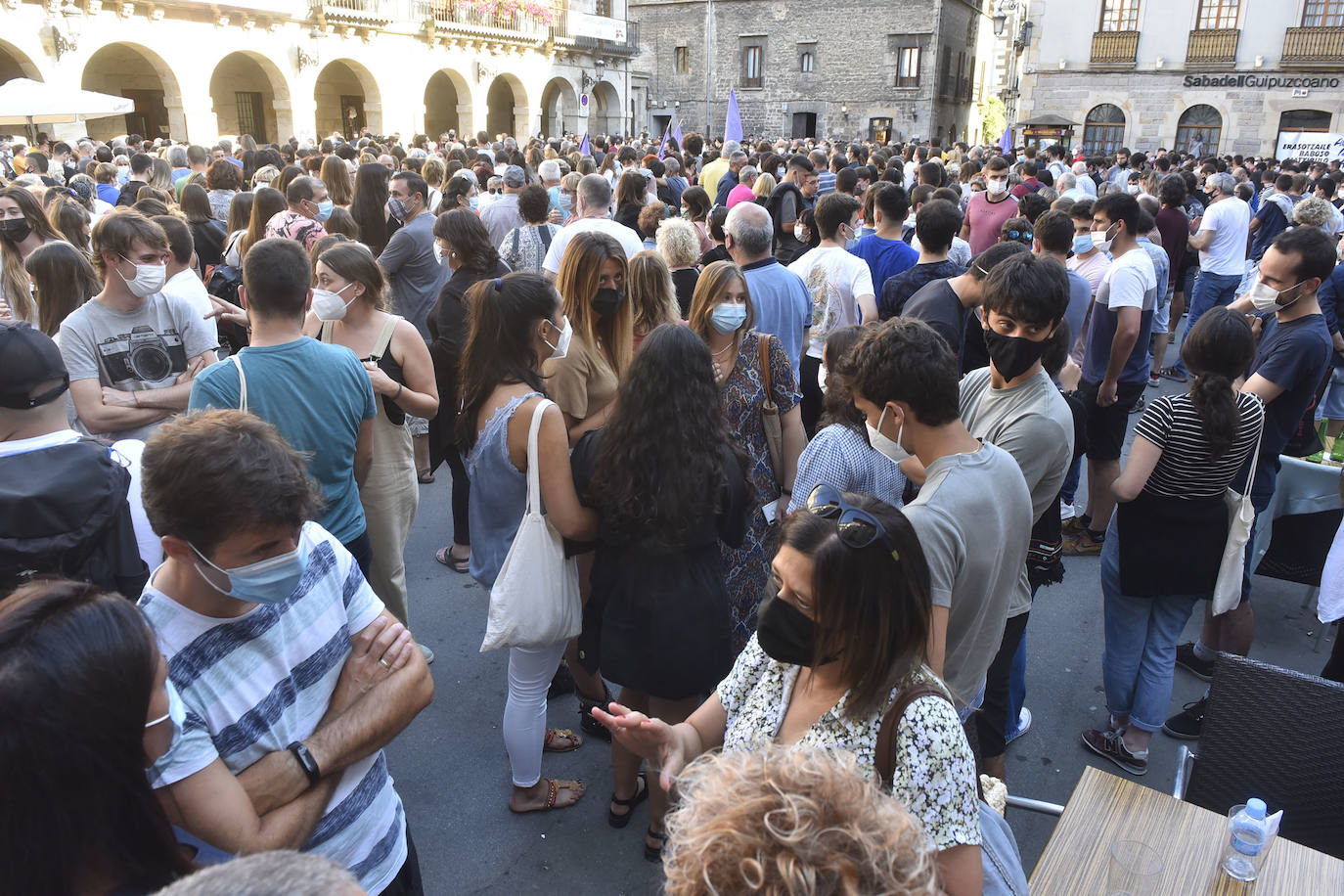 Decenas de personas han participado en una concentración convocada por el movimiento feminista Martxanterak en la Plaza San Martín