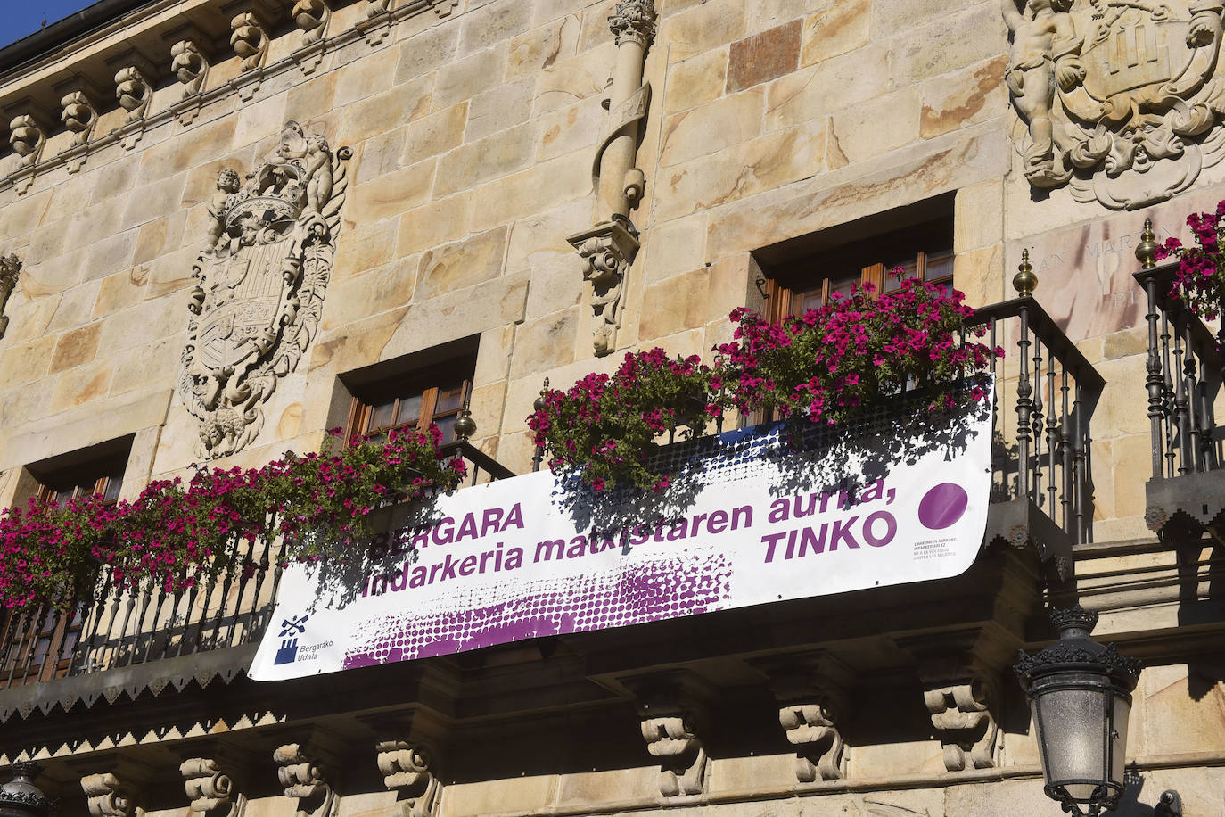 Decenas de personas han participado en una concentración convocada por el movimiento feminista Martxanterak en la Plaza San Martín