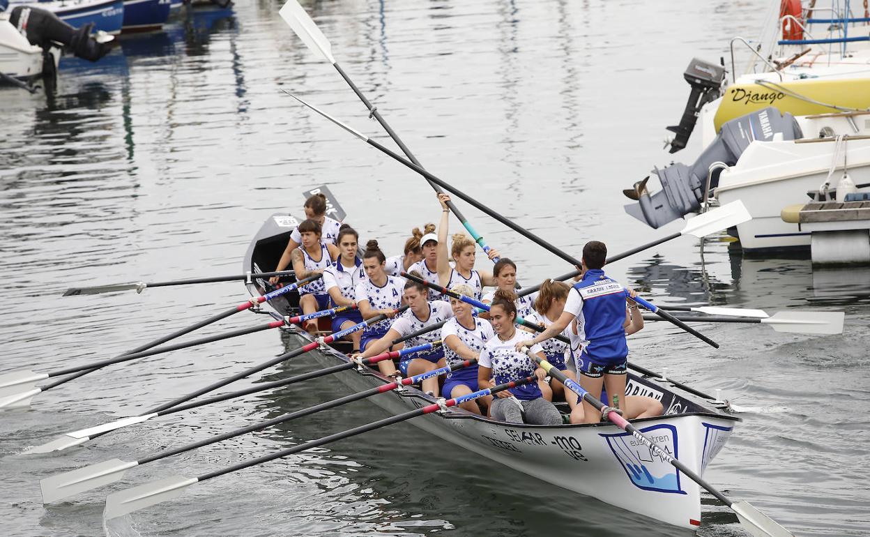 La tripulación de Arraun Lagunak sale al agua en la bahía de Pasaia. 