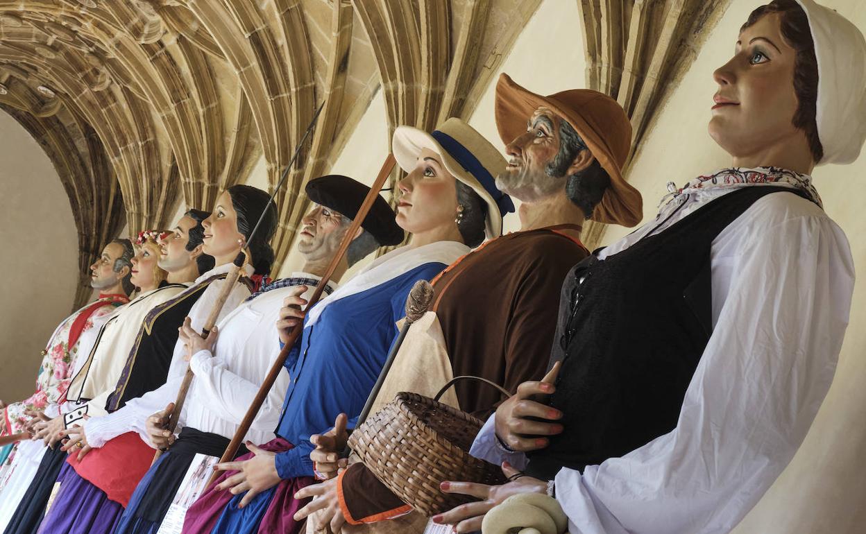 Los ocho Gigantes de Donostia expuestos en el Museo San Telmo. 