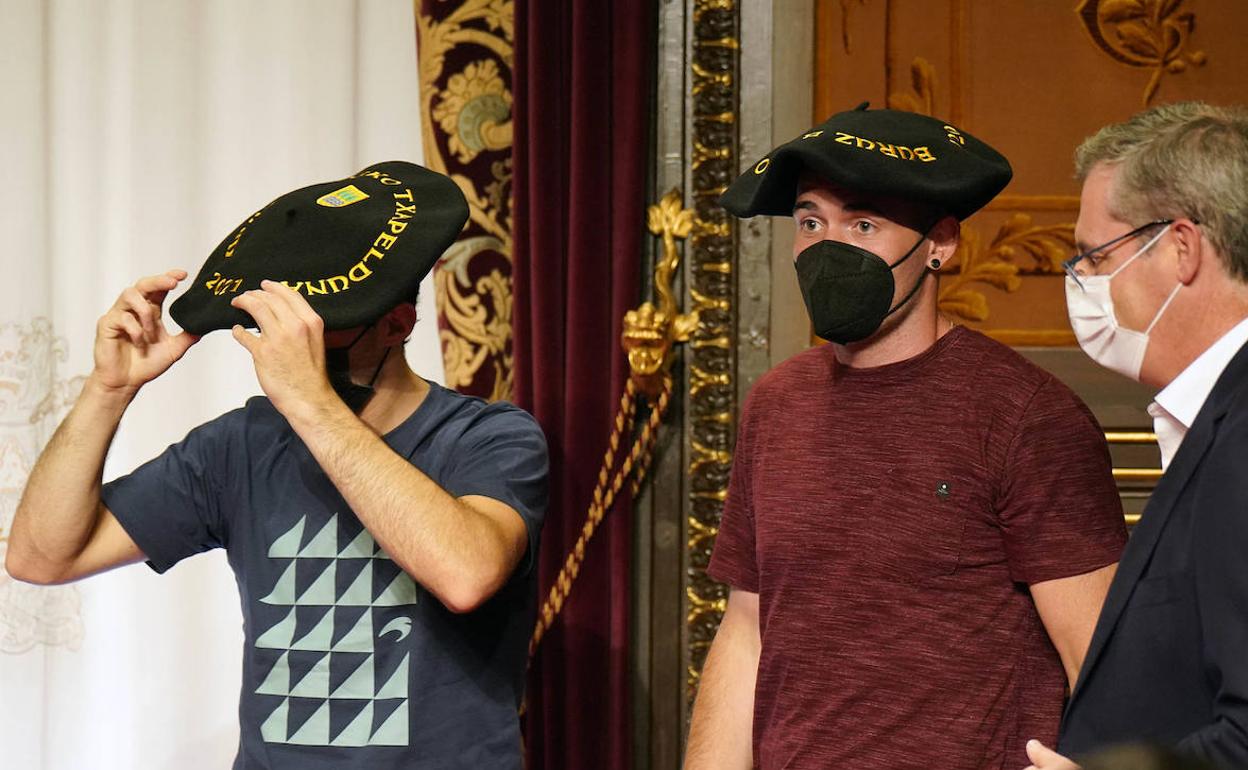 Jokin Altuna y Erik Jaka junto al diputado general Markel Olano. 