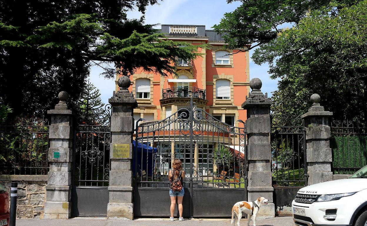 Imagen de la entrada de la residencia Mendibil de Irun. 