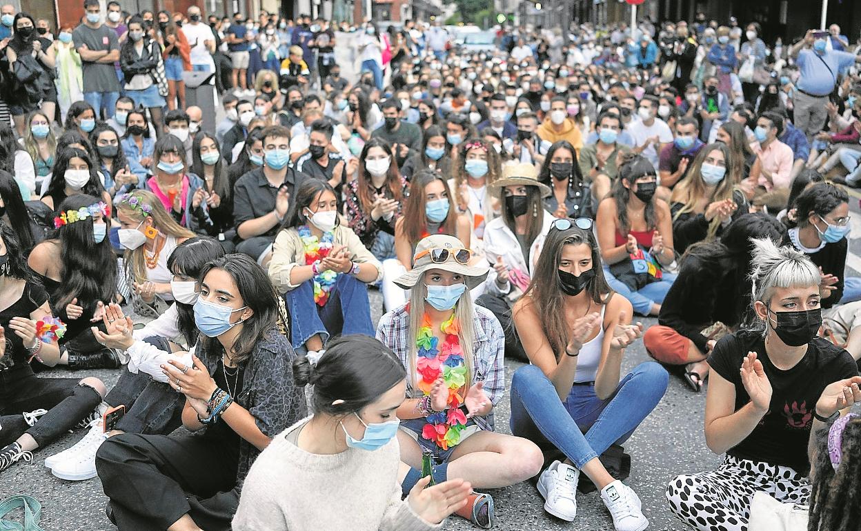 Cientos de jóvenes protagonizaron ayer una sentada en Amorebieta en protesta por la agresión.