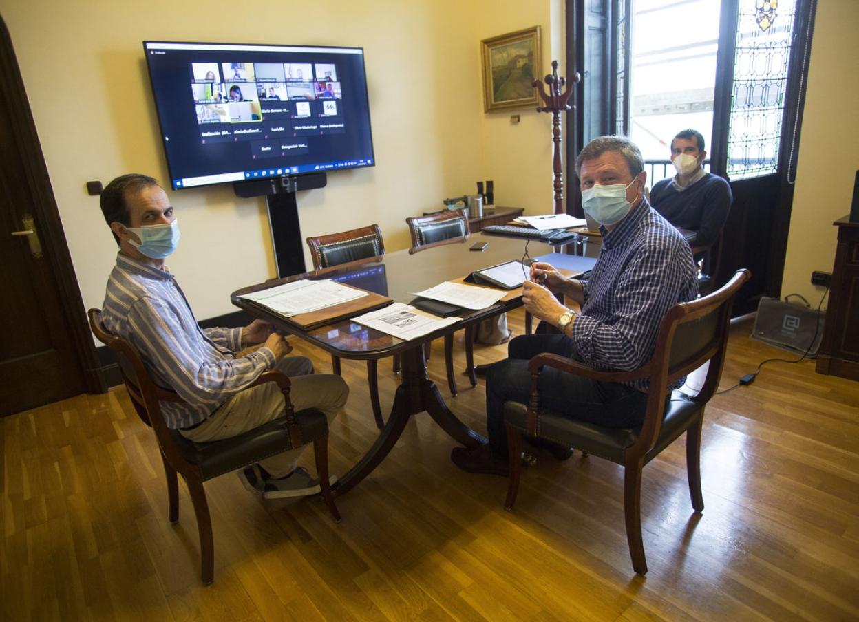 Santano, acompañado de técnicos de la Mancomunidad, dirigió la asamblea desde Alcaldía. 