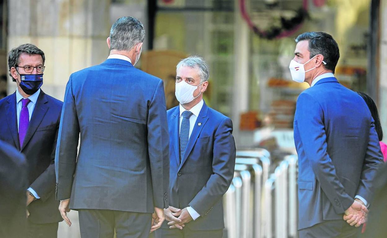 El lehendakari Urkullu saluda al rey Felipe VI en presencia del presidente Pedro Sánchez.