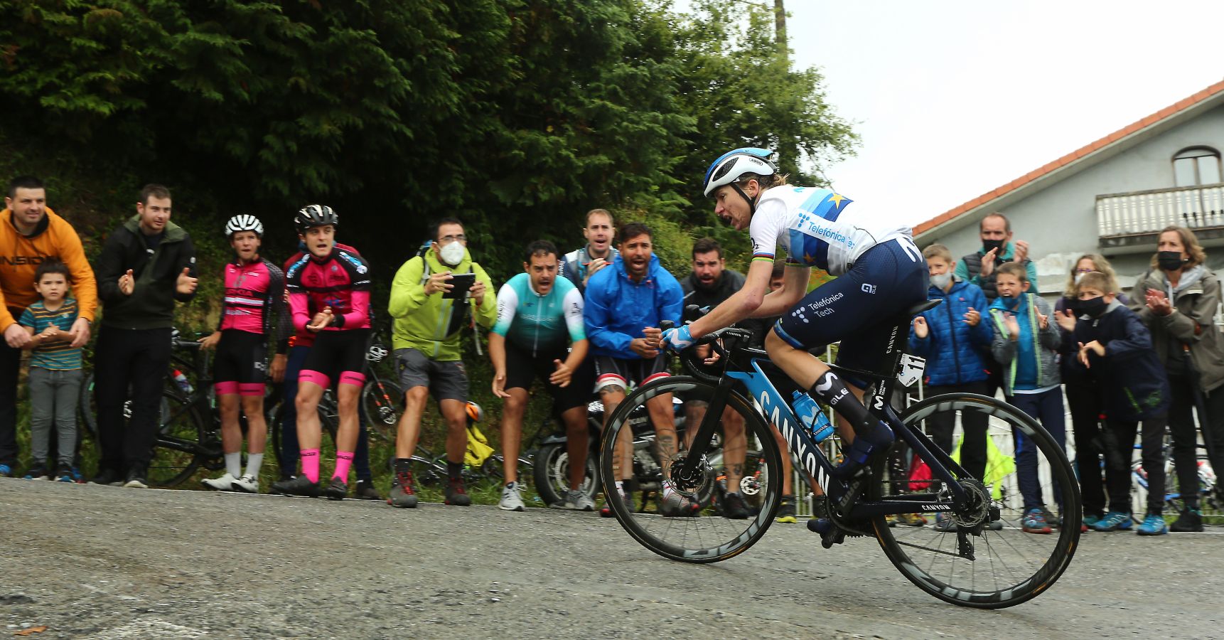 Annemiek van Vleuten (Movistar) se ha impuesto en la meta del Boulevard por delante de Ruth Winder (Trek-Segafredo) y Sabrina Stultiens (CCC)