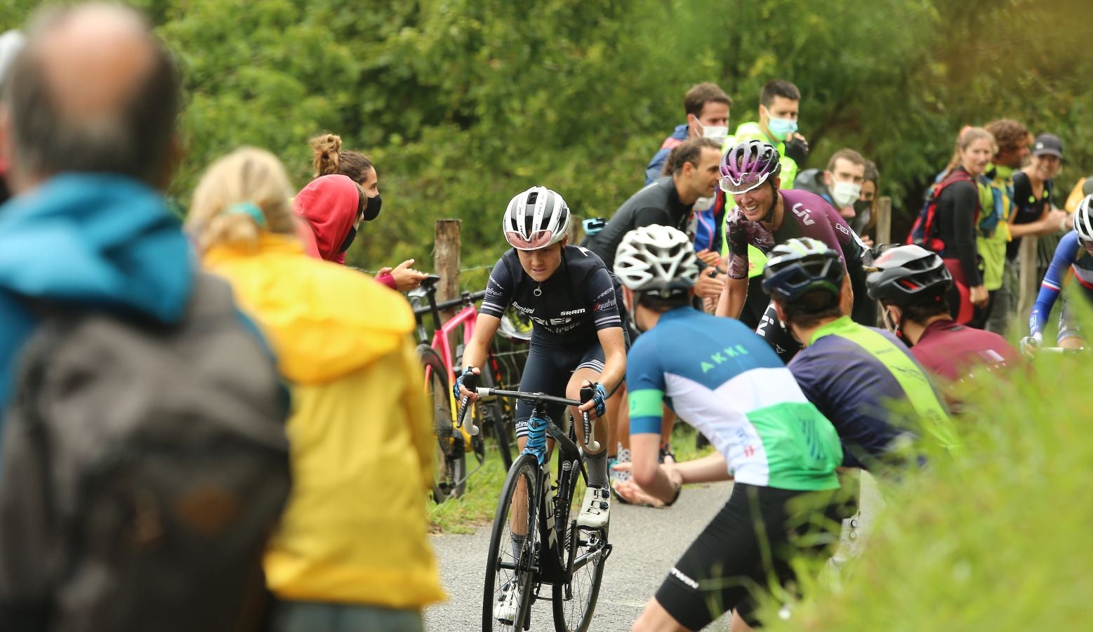 Annemiek van Vleuten (Movistar) se ha impuesto en la meta del Boulevard por delante de Ruth Winder (Trek-Segafredo) y Sabrina Stultiens (CCC)