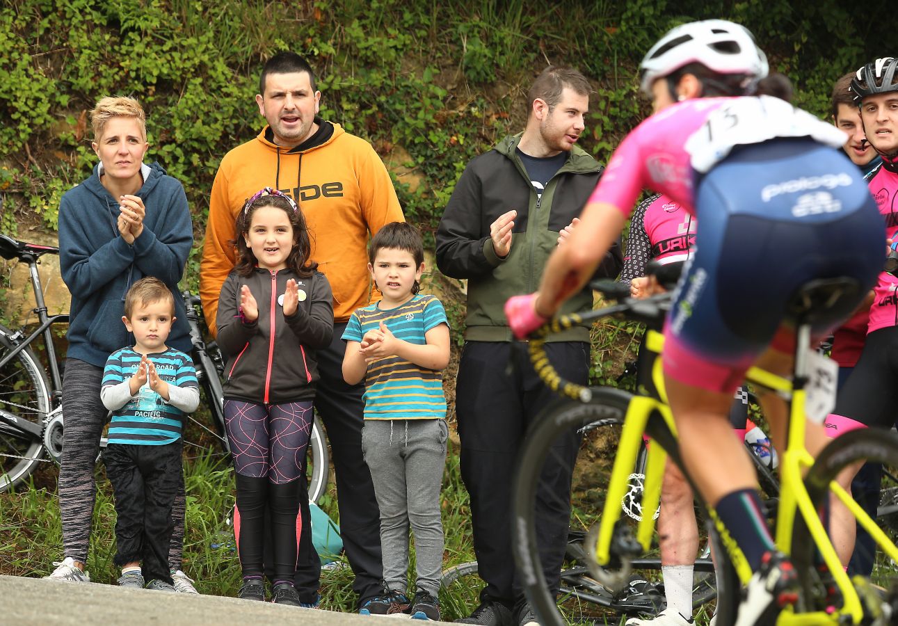 Annemiek van Vleuten (Movistar) se ha impuesto en la meta del Boulevard por delante de Ruth Winder (Trek-Segafredo) y Sabrina Stultiens (CCC)