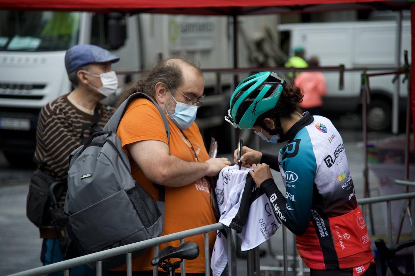 Cientos de aficionados han apoyado a las ciclistas en el ararnque de la vuelta ciclista en la salida desde el Boulevard donostiarar