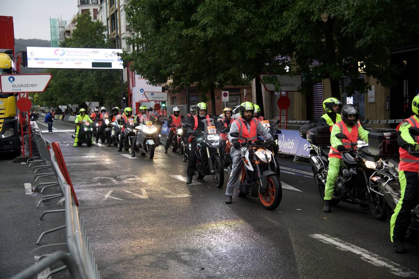 Cientos de aficionados han apoyado a las ciclistas en el ararnque de la vuelta ciclista en la salida desde el Boulevard donostiarar