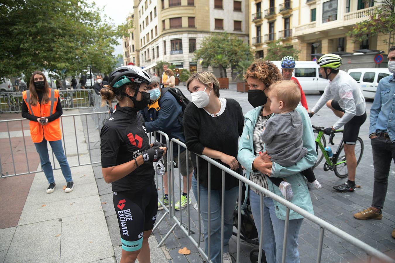 Cientos de aficionados han apoyado a las ciclistas en el ararnque de la vuelta ciclista en la salida desde el Boulevard donostiarar