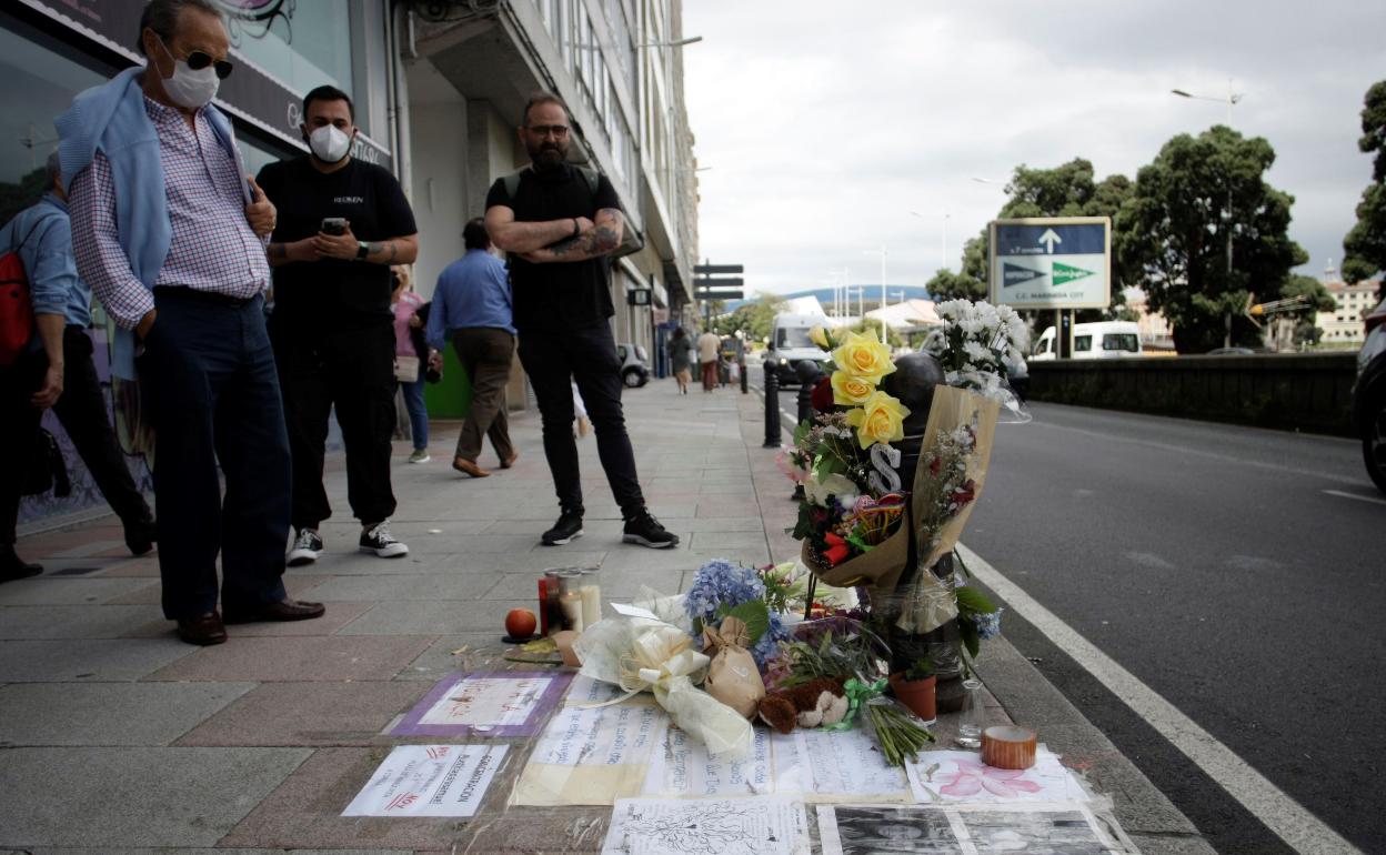 Flores y mensajes en el lugar donde fue asesinado Samuel. 