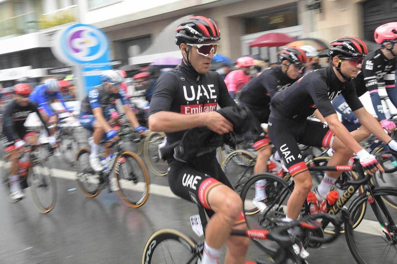 Cientos de aficionados han apoyado a las ciclistas en el ararnque de la vuelta ciclista en la salida desde el Boulevard donostiarar