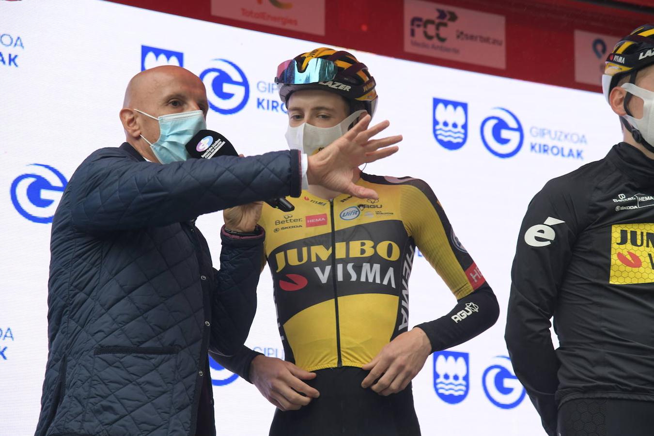 Cientos de aficionados han apoyado a las ciclistas en el ararnque de la vuelta ciclista en la salida desde el Boulevard donostiarar