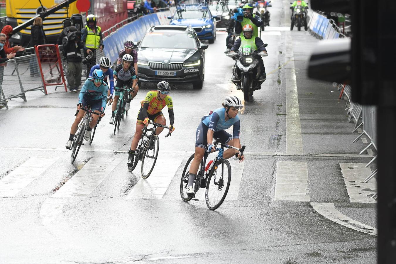 Cientos de aficionados han apoyado a las ciclistas en el ararnque de la vuelta ciclista en la salida desde el Boulevard donostiarar