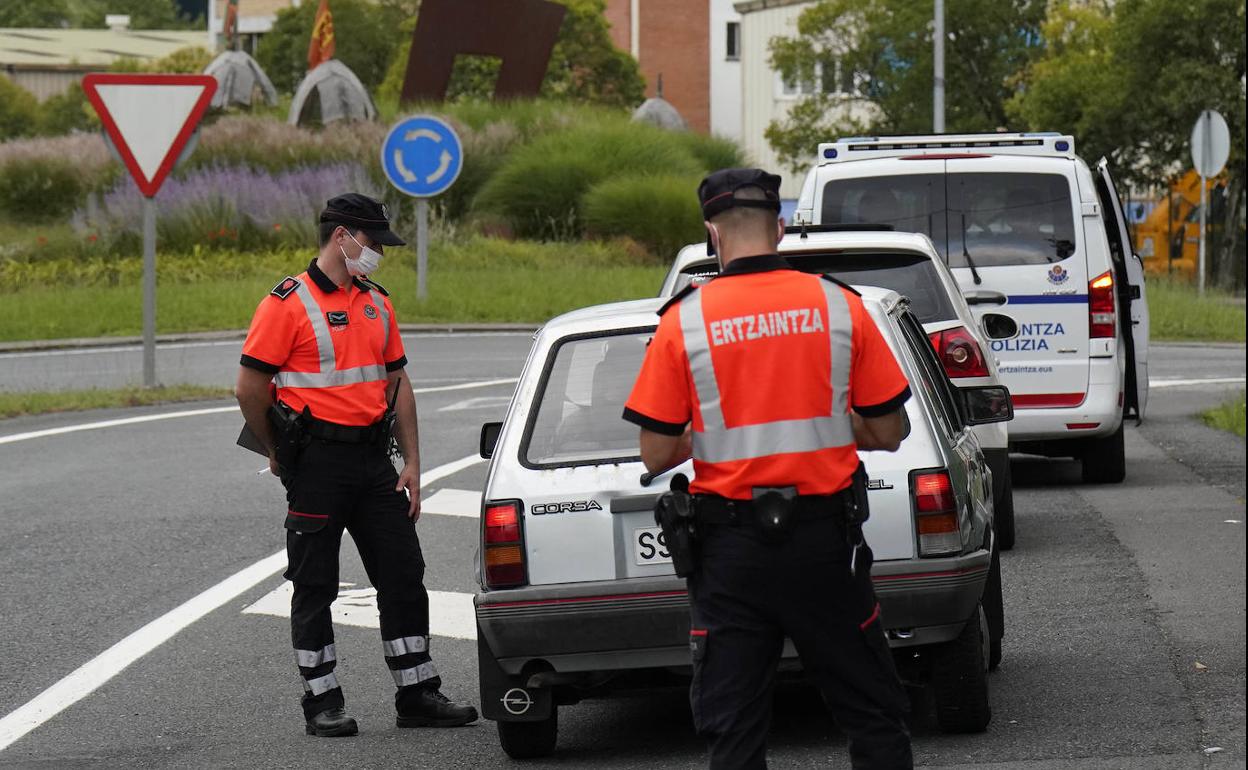 Dos agentes de la Ertzaintza efectuan un control al conductor de un vehículo
