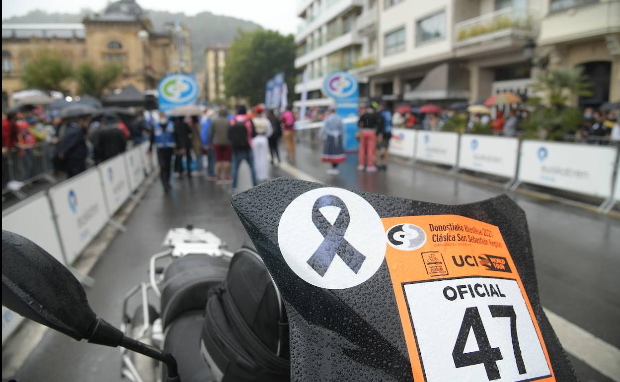 Una de las motos con el crespón negro.
