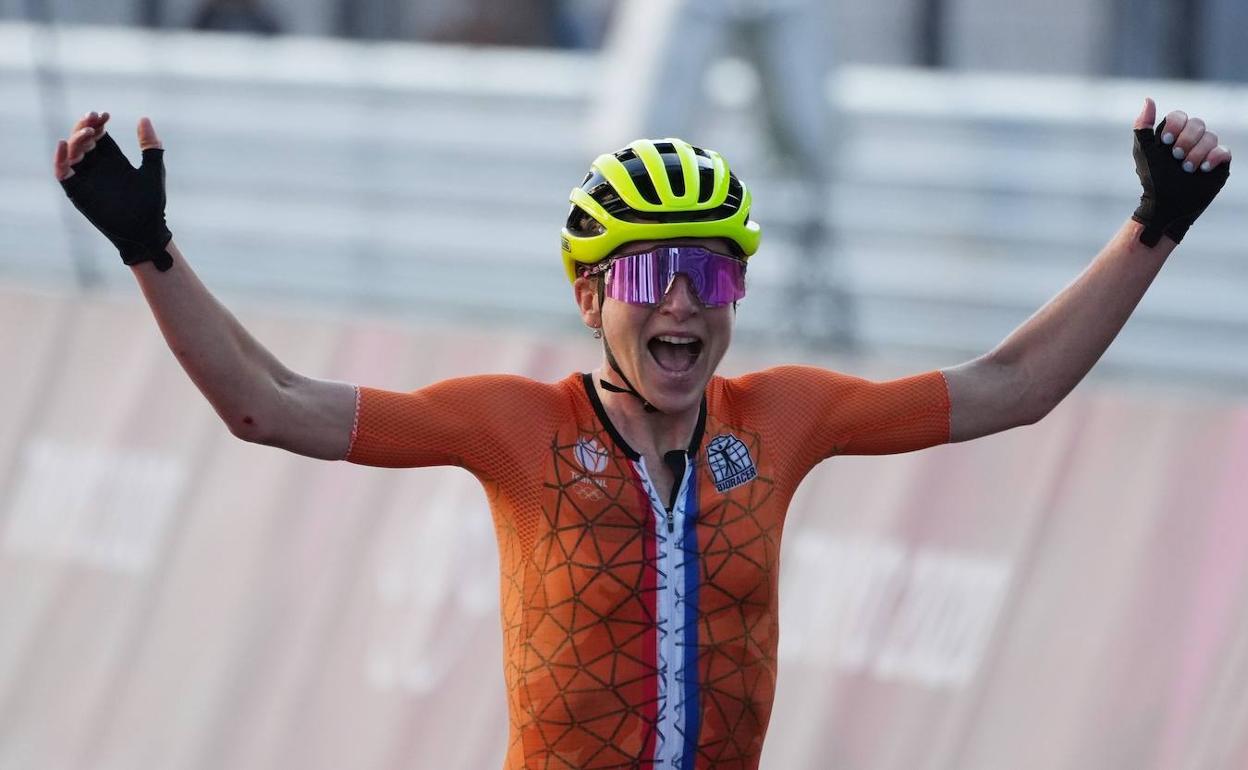 Van Vleuten haciéndose con el oro en Tokio 2020. 