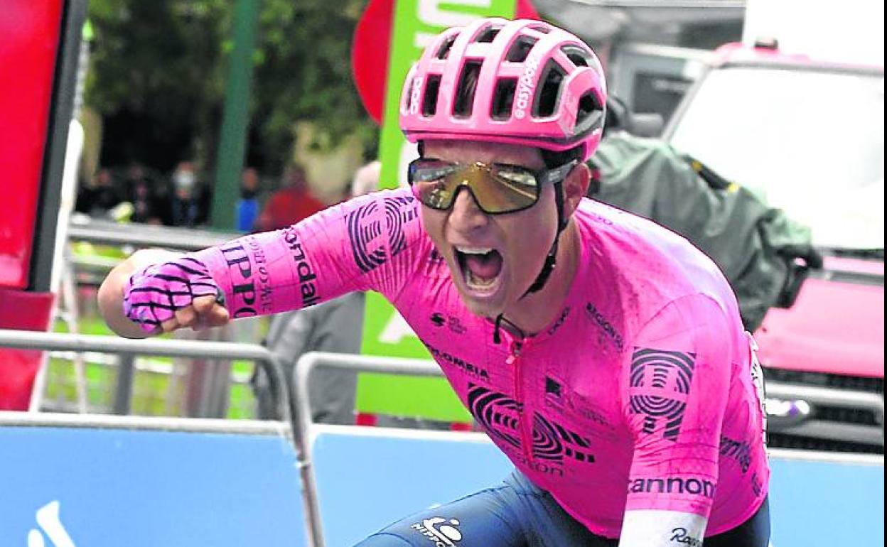 Gesto de rabia de Powless al cruzar la línea de meta