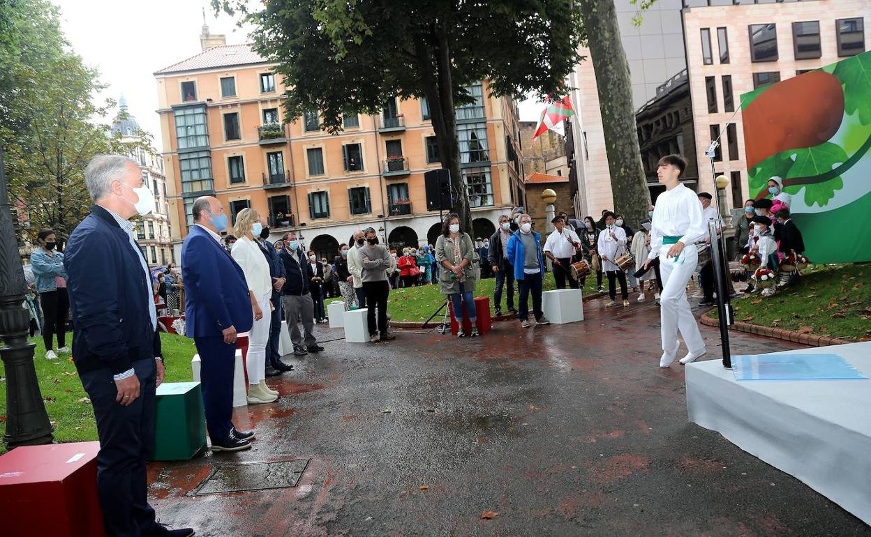 Urkullu, Ortuzar, Zarate, Egibar y el resto de dirigentes del EBB contempla la interpretación de un dantzari durante el acto del 126 aniversario del partido de ayer en Bilbao. 