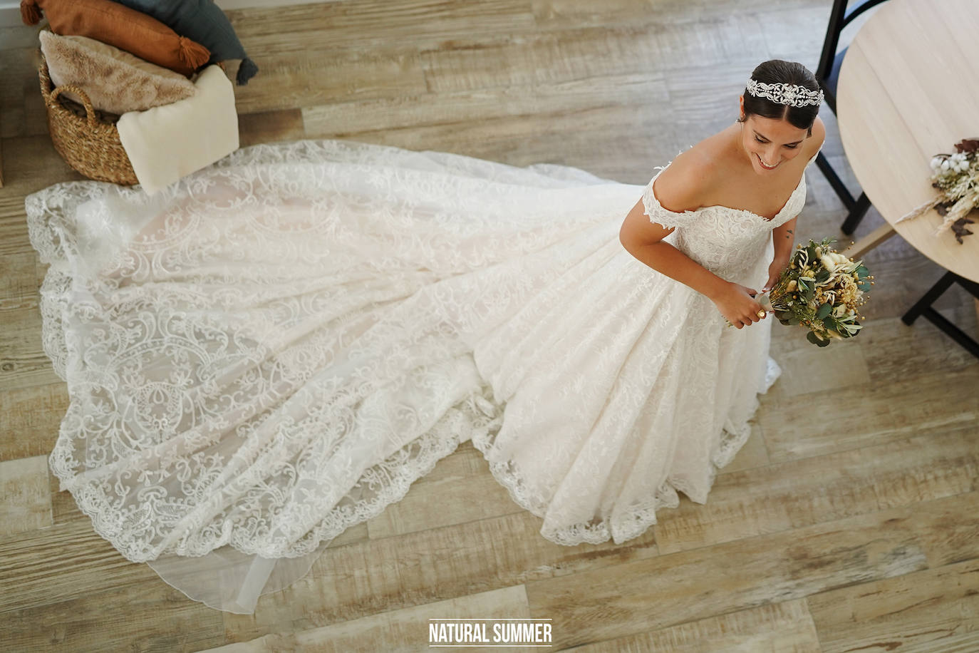 La diseñadora guipuzcoana Uxue Morejón y el escolta del Unicaja, Darío Brizuela, se dieron el «sí quiero» en una boda celebrada en Hika Txakolindegia. Estas son las mejores imágenes del mediático enlace