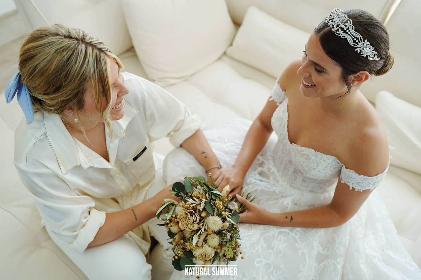 La diseñadora guipuzcoana Uxue Morejón y el escolta del Unicaja, Darío Brizuela, se dieron el «sí quiero» en una boda celebrada en Hika Txakolindegia. Estas son las mejores imágenes del mediático enlace