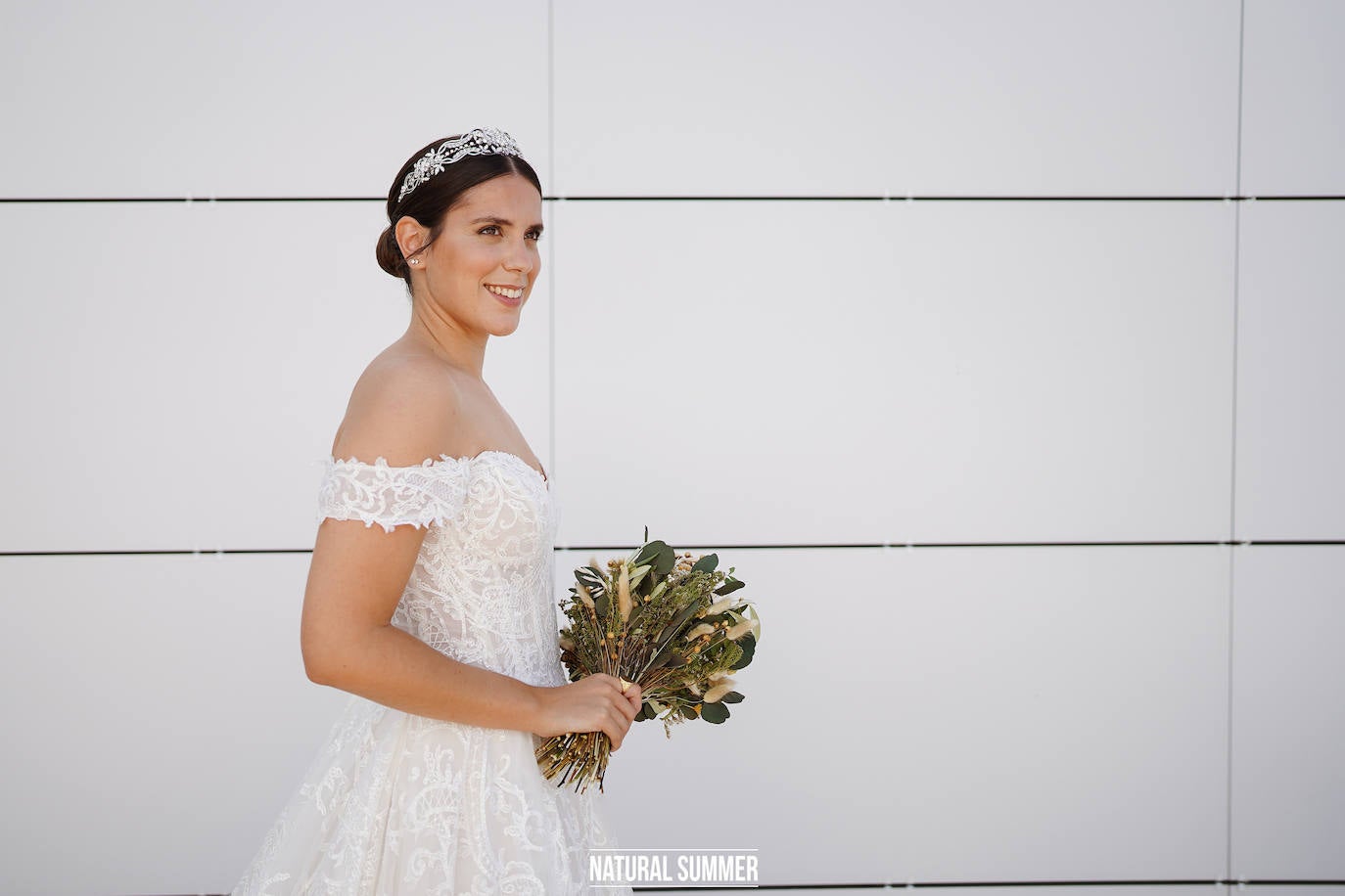 La diseñadora guipuzcoana Uxue Morejón y el escolta del Unicaja, Darío Brizuela, se dieron el «sí quiero» en una boda celebrada en Hika Txakolindegia. Estas son las mejores imágenes del mediático enlace