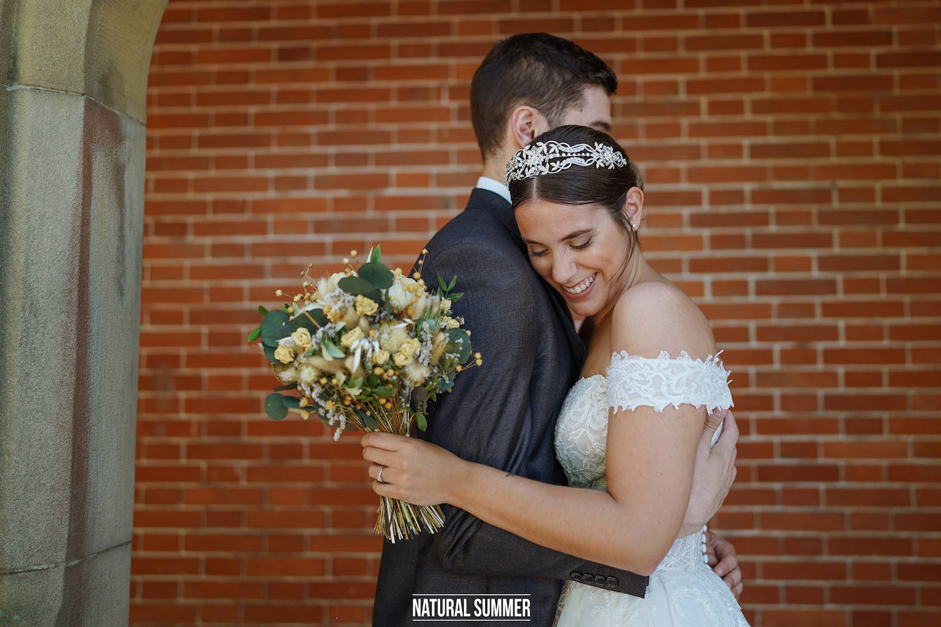 La diseñadora guipuzcoana Uxue Morejón y el escolta del Unicaja, Darío Brizuela, se dieron el «sí quiero» en una boda celebrada en Hika Txakolindegia. Estas son las mejores imágenes del mediático enlace