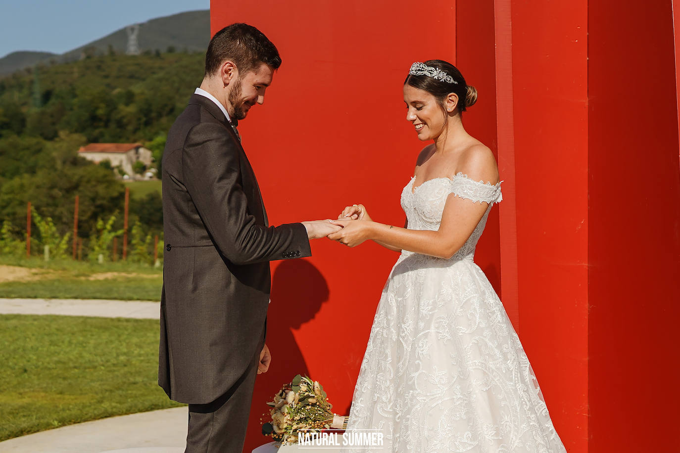 La diseñadora guipuzcoana Uxue Morejón y el escolta del Unicaja, Darío Brizuela, se dieron el «sí quiero» en una boda celebrada en Hika Txakolindegia. Estas son las mejores imágenes del mediático enlace