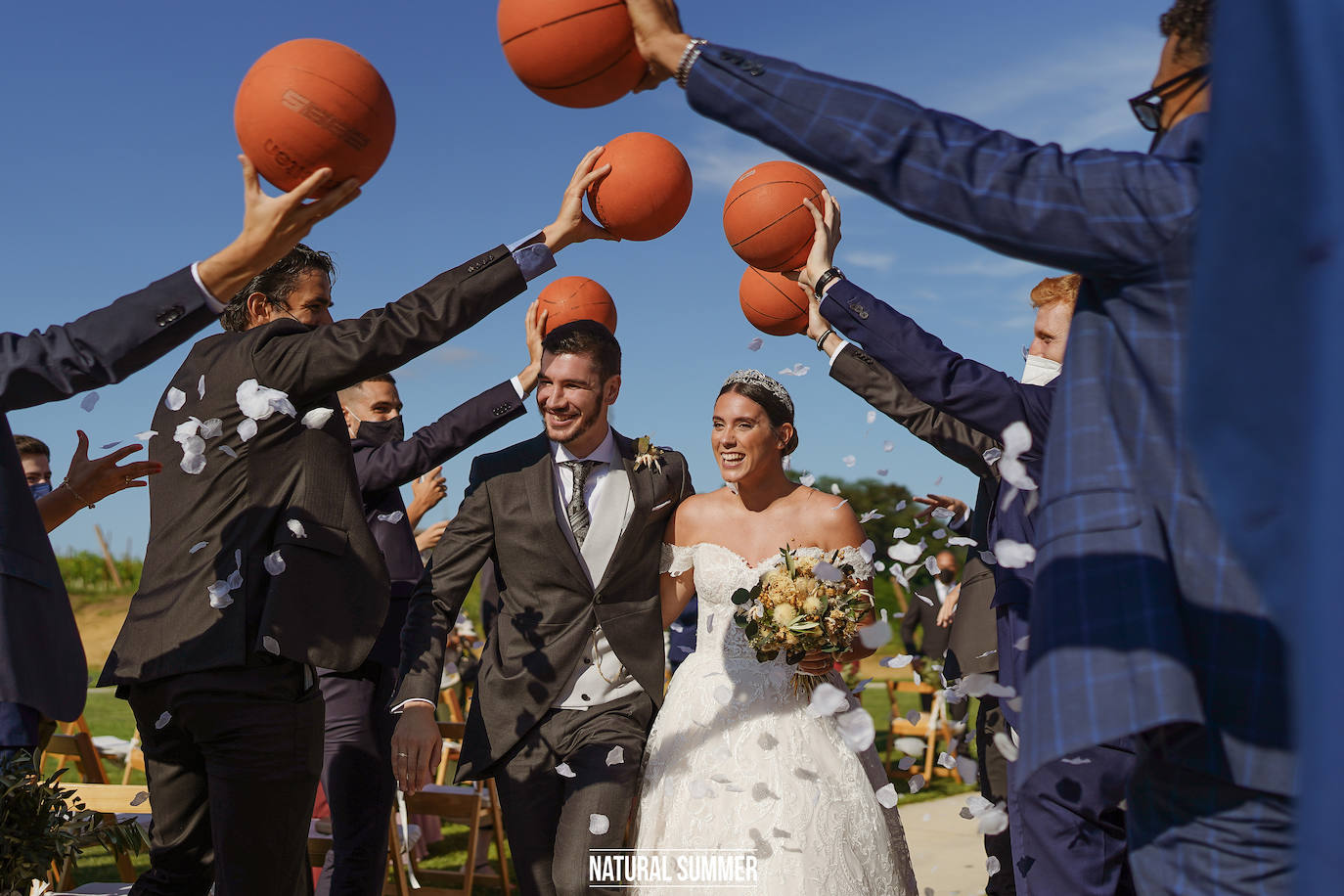 La diseñadora guipuzcoana Uxue Morejón y el escolta del Unicaja, Darío Brizuela, se dieron el «sí quiero» en una boda celebrada en Hika Txakolindegia. Estas son las mejores imágenes del mediático enlace