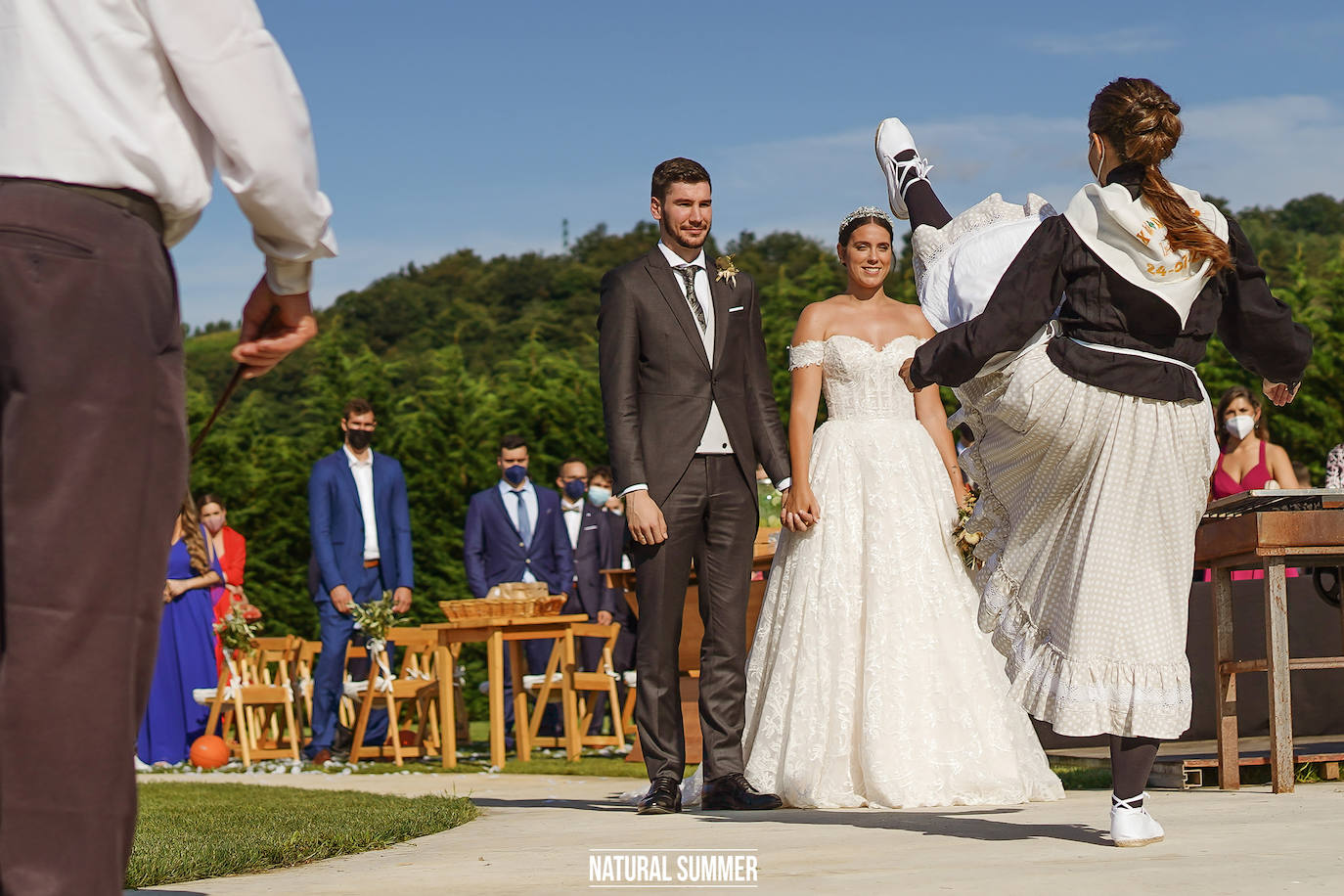 La diseñadora guipuzcoana Uxue Morejón y el escolta del Unicaja, Darío Brizuela, se dieron el «sí quiero» en una boda celebrada en Hika Txakolindegia. Estas son las mejores imágenes del mediático enlace