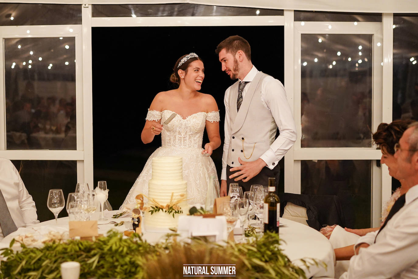 La diseñadora guipuzcoana Uxue Morejón y el escolta del Unicaja, Darío Brizuela, se dieron el «sí quiero» en una boda celebrada en Hika Txakolindegia. Estas son las mejores imágenes del mediático enlace