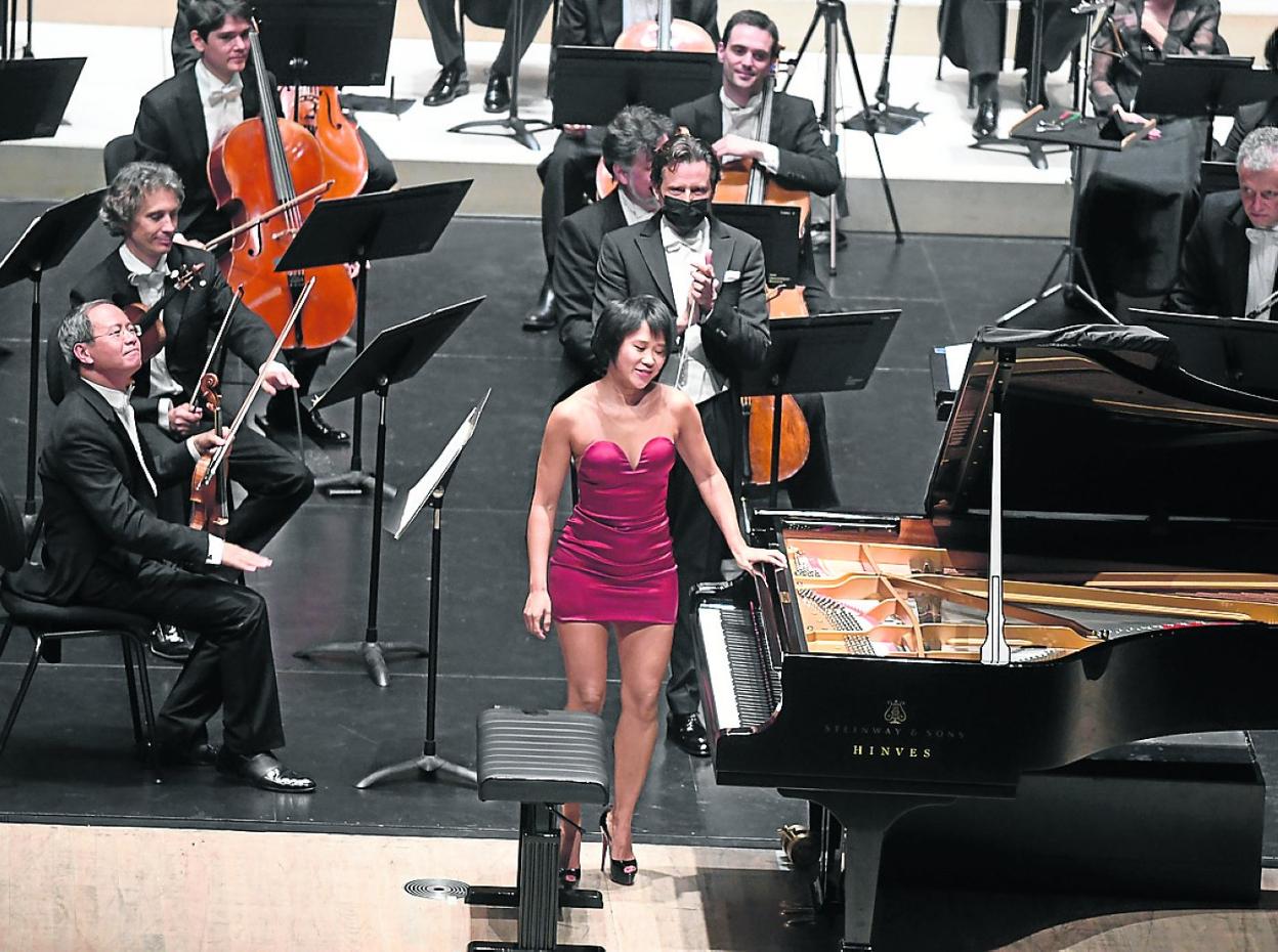 La pianista china Yuja Wang, al inicio de su concierto con la Orquesta Filarmónica de Luxemburgo.