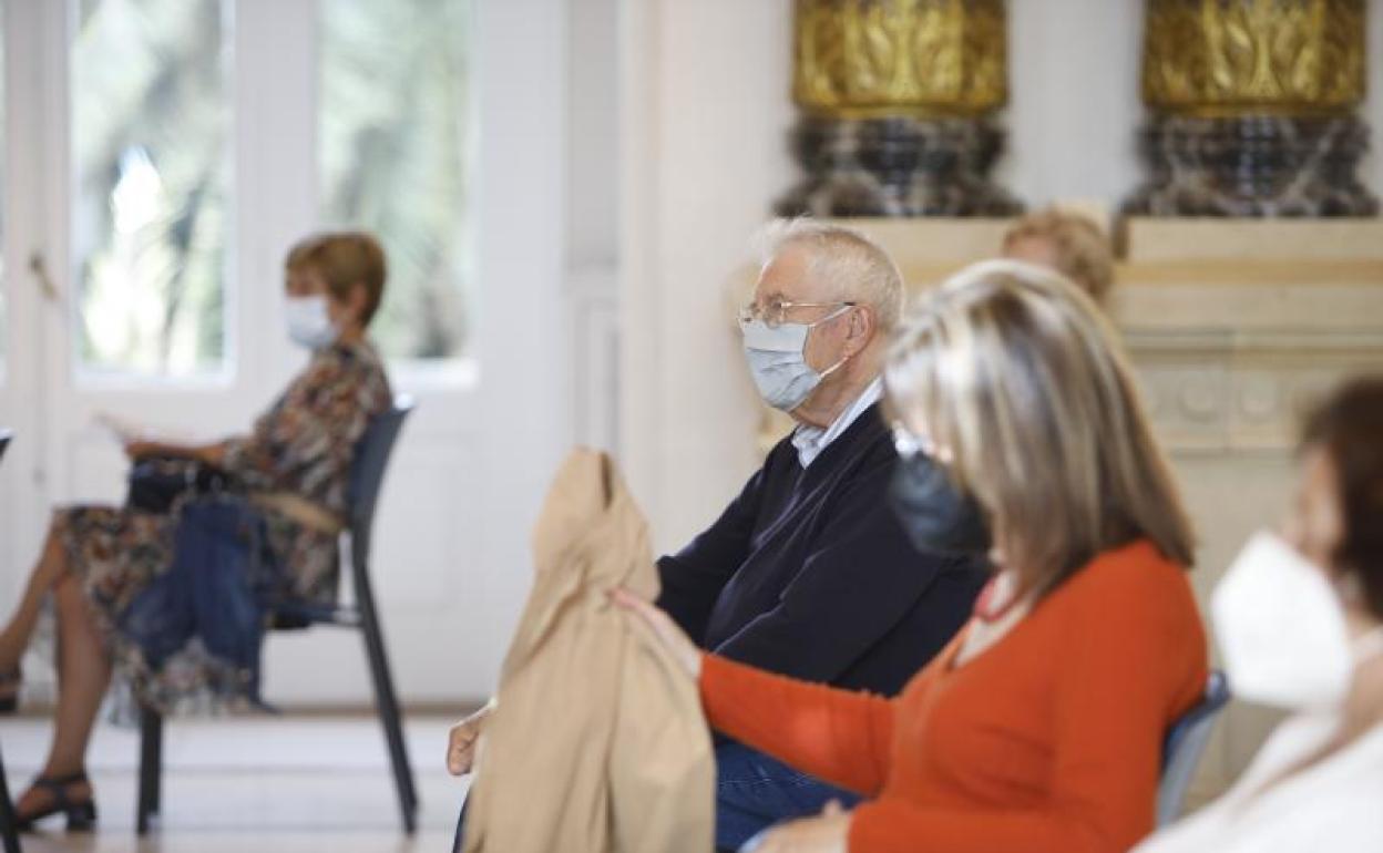 Personas con mascarilla en la Quincena Musical. 