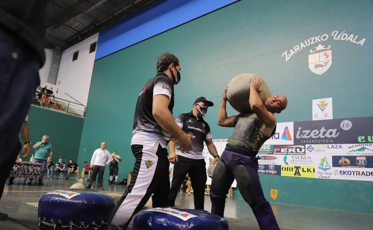 Mikel Lopetegi 'Urra', en plena tanda de levantamientos en el frontón Aritzbatalde de Zarautz. 