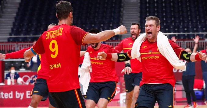Julen Aginagalde celebra con Raúl Entrerrios el pase a semifinales. 