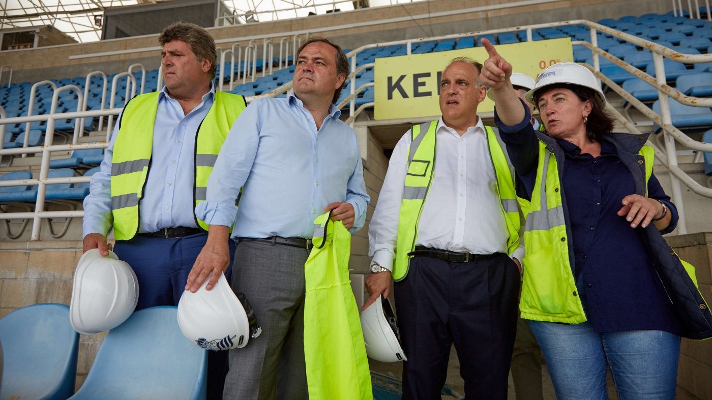 Aperribay junto a Javier Tebas en una visita a las obras de Anoeta. 