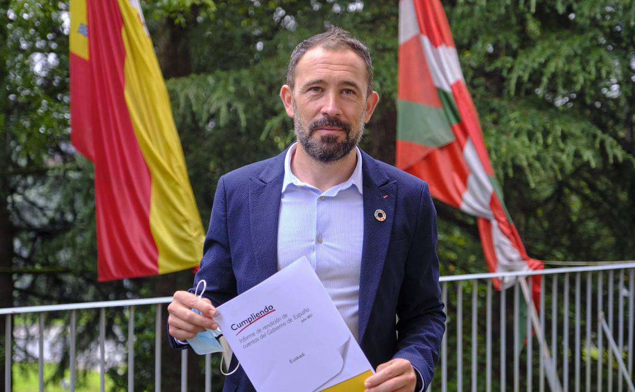Denis Itxaso presenta el informe 'Cumpliendo' en la subdelegación del Gobierno en Donostia