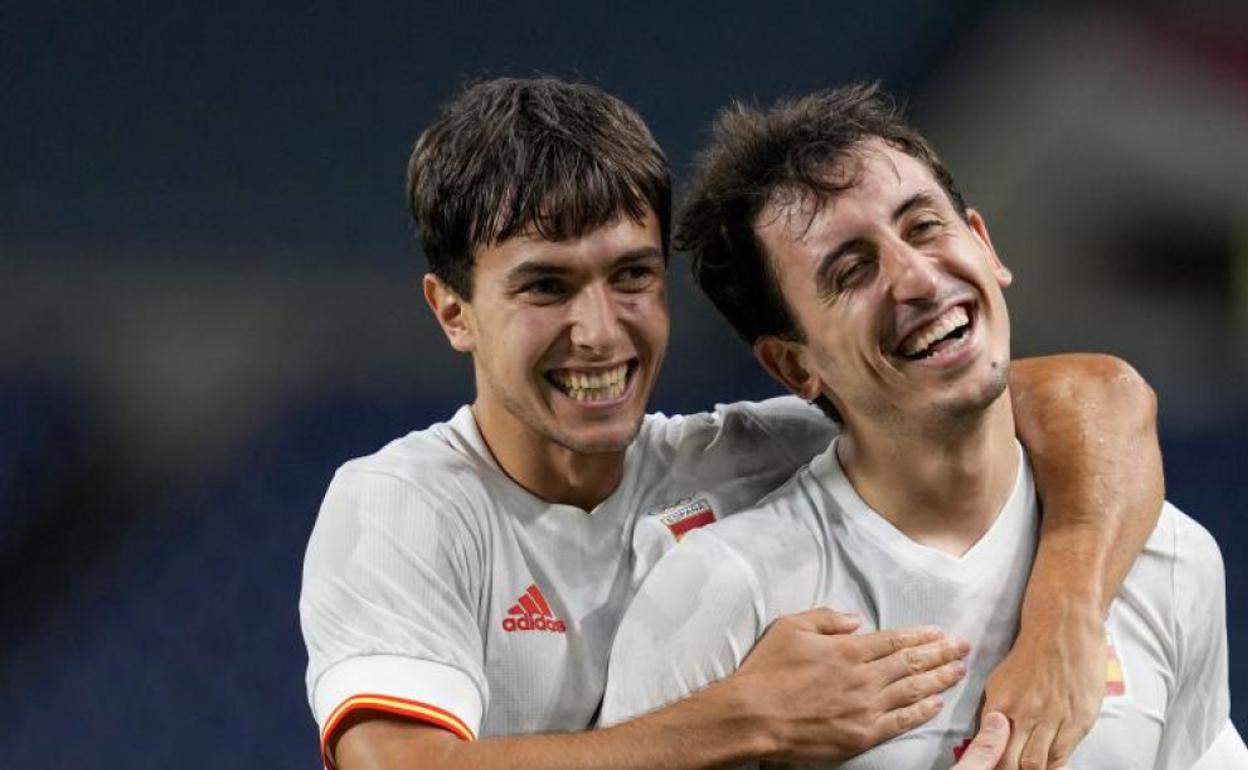 Zubimendi abraza a Oyarzabal tras conseguir el pase a la final de los Juegos Olímpicos 